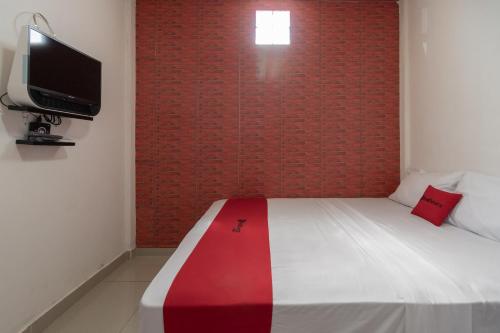 Кровать или кровати в номере RedDoorz Syariah near Jakabaring Sport City Palembang