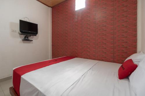 Кровать или кровати в номере RedDoorz Syariah near Jakabaring Sport City Palembang