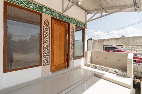 Балкон или терраса в RedDoorz Syariah near Jakabaring Sport City Palembang