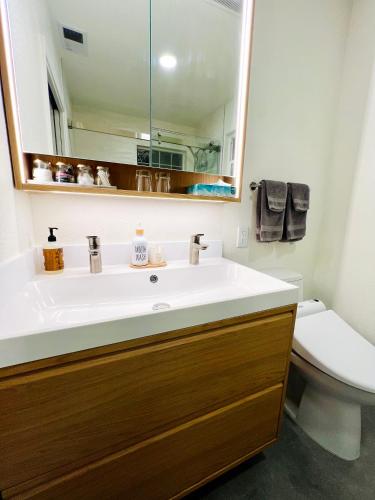 Bilik mandi di Brand-new luxurious guesthouse with king bed in MPK, 1mi to Meta, 3mi to Stanford