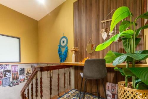 a room with a staircase with green plants at 草莓大福 in Ch'ih-k'an-lou