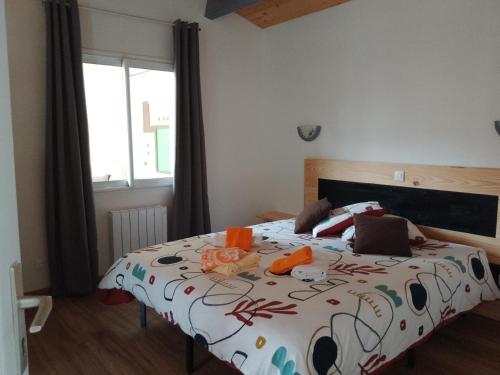 - une chambre avec un grand lit et une couette colorée dans l'établissement Casa Chélo, à Saint-Vincent-de-Tyrosse