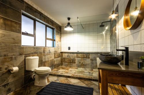 Koupelna v ubytování Hornbill Family Suites