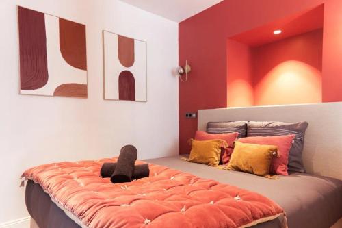 - une chambre avec un lit recouvert d'une couverture orange dans l'établissement Angleterre 1 - Nice Centre - 2 pièces Terrasse, à Nice