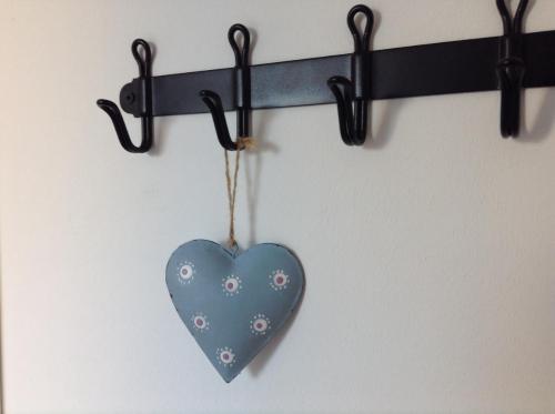 a heart ornament hanging on a wall at Schlaf aus im Schwedenhaus in Eimeldingen