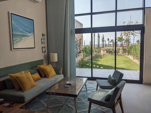 Modern Beachfront 1BR Loft with Garden in Somabay
