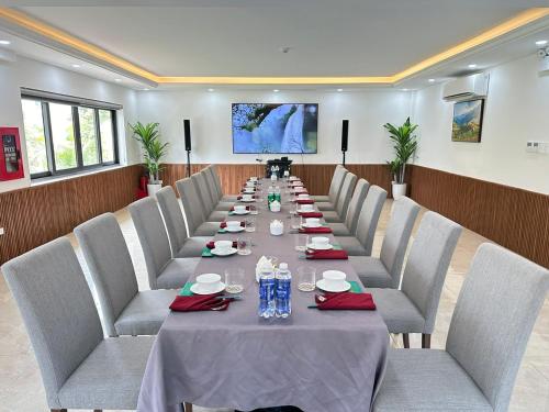 a long dining room with a long table and chairs at Hoang Yen Boutique Hotel in Dien Ban