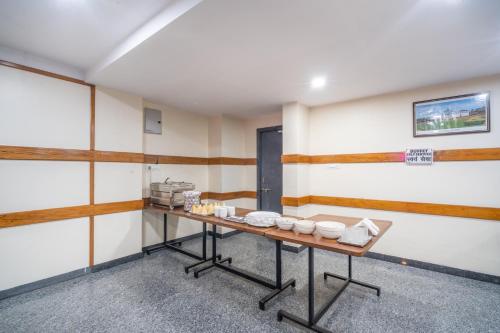 een kamer met een tafel en handdoeken bij Hotel Ville Parle in Jodhpur