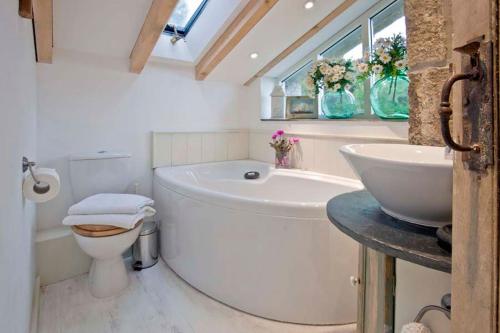 Vannituba majutusasutuses Tresillian, Stunning Spacious Cottage By Beach Sea-views Large Gardens