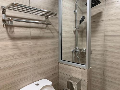 un bagno con wc e doccia in vetro di T Lodge, Kapit a Kapit