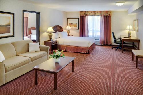Postel nebo postele na pokoji v ubytování Pomeroy Inn and Suites Dawson Creek
