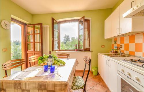 Η κουζίνα ή μικρή κουζίνα στο Awesome Apartment In Monforte D'alba