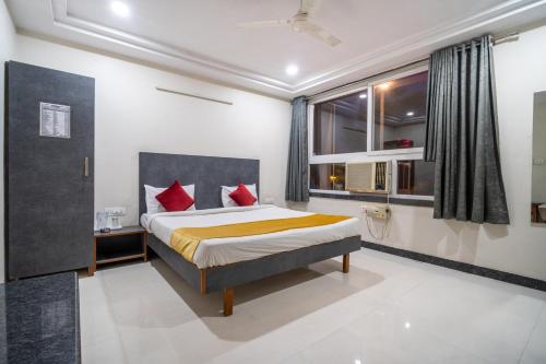 Ένα ή περισσότερα κρεβάτια σε δωμάτιο στο Hotel Ville Parle