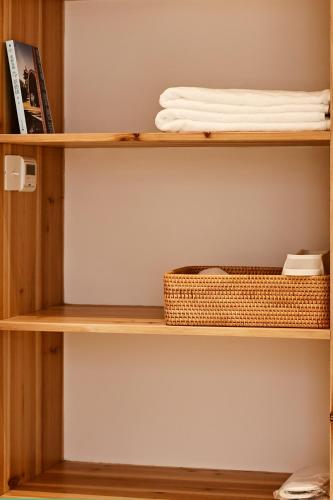 景徳鎮にある三宝院子のバスケット付きの部屋の棚