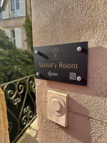 - un panneau sur le côté d'un bâtiment avec une chambre de luxe dans l'établissement Luxury Room - Havre de paix avec jacuzzi privé, à Bar-le-Duc