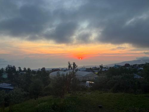 a sunset over a city with the sun in the sky at Barak'El in La Plaine des Cafres