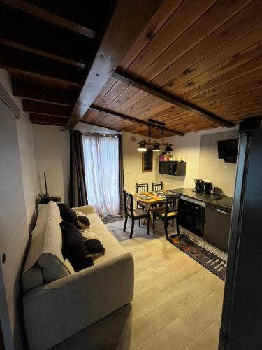 a living room with a couch and a dining room at Barak'El in La Plaine des Cafres