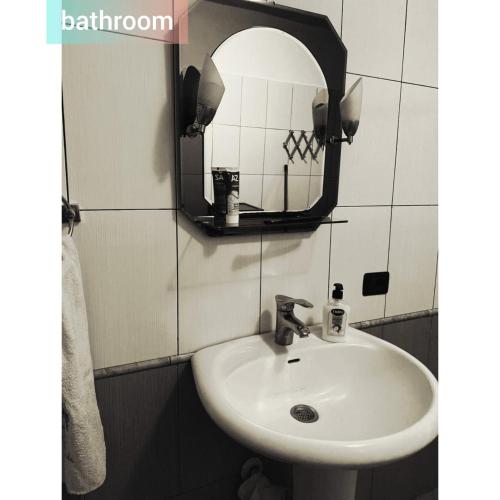 a bathroom with a sink and a mirror at Kroi'Pistolve in Krujë