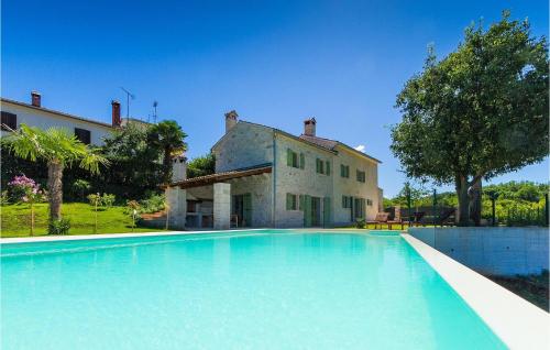 una grande piscina davanti a una casa di Villa Zvonar a Rakotule