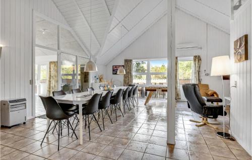 a dining room with a table and chairs at Pet Friendly Home In Ringkøbing in Søndervig