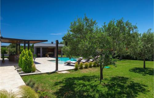 Un patio con piscina y una casa. en Villa Momare, en Medulin