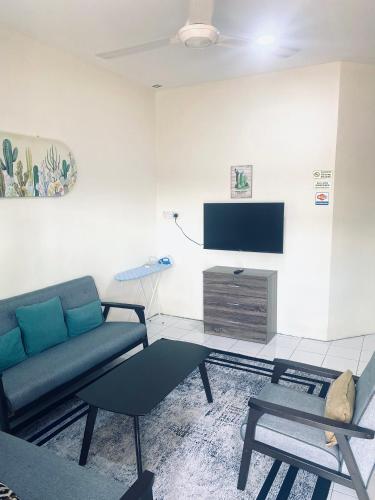 TV a/nebo společenská místnost v ubytování B-09 Suhana HomeStay Sipitang