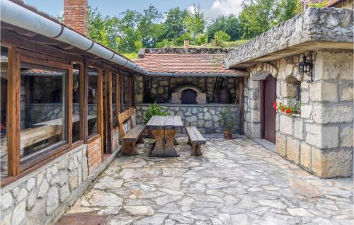 Αίθριο ή υπαίθριος χώρος στο 4 Bedroom Nice Home In Radovanci
