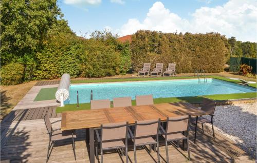 Photo de la galerie de l'établissement Cozy Home In Marcillac-Saint-Quenti, à Marcillac-Saint-Quentin