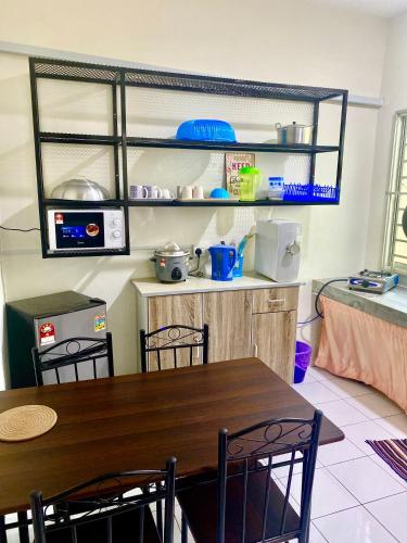 Η κουζίνα ή μικρή κουζίνα στο B-08 Suhana HomeStay Sipitang