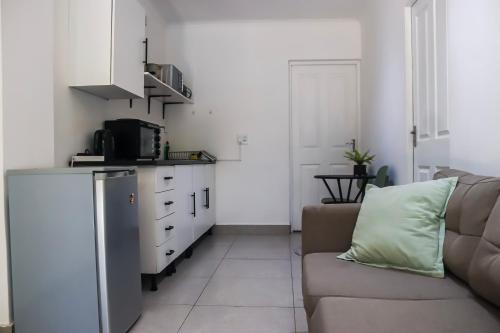 Kuchyň nebo kuchyňský kout v ubytování Angazi Guesthouse Unit 3 - Modern 2 Bedroom Apartment with Pool