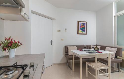 Posezení v ubytování Amazing Apartment In Rabac With Wifi