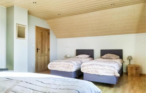 Postel nebo postele na pokoji v ubytování Cozy Home In Lo-Reninge With Wifi