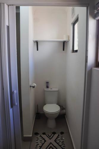 Koupelna v ubytování Angazi Guesthouse Unit 3 - Modern 2 Bedroom Apartment with Pool