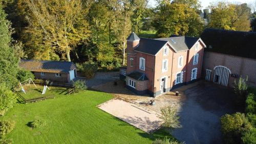 an aerial view of a house with a yard at Gîte à la campagne in Ghissignies