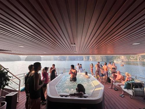 Gallery image of Green Mountain Cat Ba Hotel in Cat Ba
