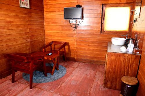 Una televisión o centro de entretenimiento en Mannath Private Pool Villas at Vellarimala