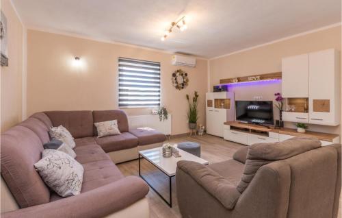 salon z dwiema kanapami i stołem w obiekcie Cozy Home In Biograd Na Moru w Biogradzie na Moru