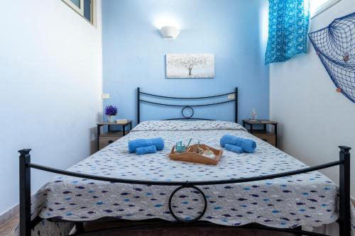 - une chambre bleue dotée d'un lit avec un porte-monnaie dans l'établissement La Casa Al Mare, à Castelsardo