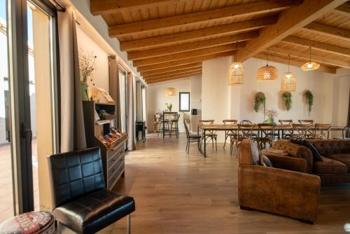 Una sala de estar con sofás y un comedor. en MASIA CLOTATS, en Gerp