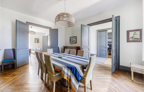 une salle à manger avec une table et des chaises dans l'établissement Stunning Home In Étaules With Wifi, à Étaules