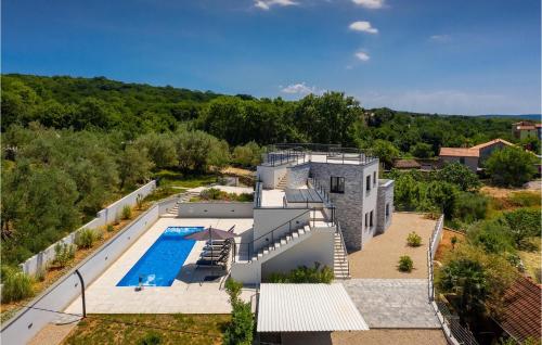 una vista aerea di una casa con piscina di Villa Subventus a Bajčići