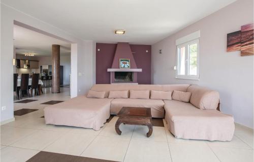 una sala de estar con un sofá y una mesa en Lovely Home In Solin With Sauna, en Solin