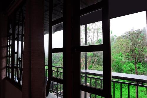 Un balcón o terraza de Mannath Private Pool Villas at Vellarimala