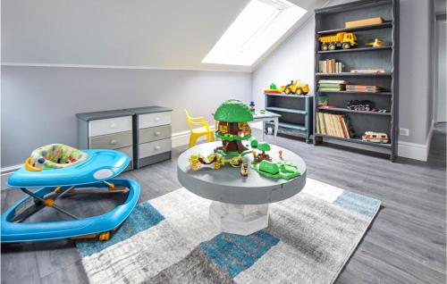 - une salle pour enfants avec une aire de jeux avec un jouet dans l'établissement Gorgeous Home In St-Martin-Aux-Buneaux, à Saint-Martin-aux-Buneaux