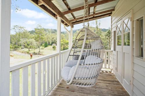 En balkon eller terrasse på Bellbird Rise Off-Grid Cottage
