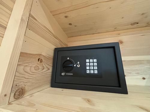 a tv in the corner of a wooden wall at Les appartements de Makalu Val Thorens in Val Thorens