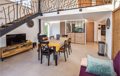 une salle à manger avec une table et quelques chaises dans l'établissement Lovely Home In Villes-Sur-Auzon, à Villes-sur-Auzon