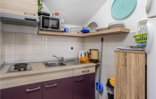 Η κουζίνα ή μικρή κουζίνα στο Lovely Apartment In Crikvenica