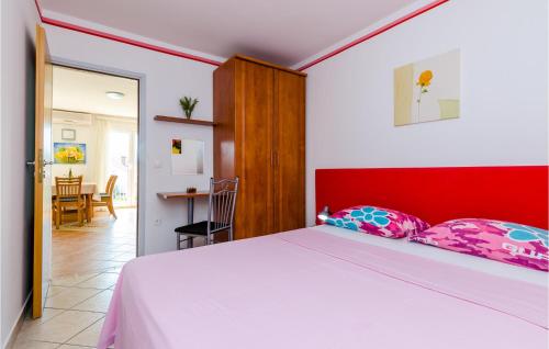 Ένα ή περισσότερα κρεβάτια σε δωμάτιο στο Cozy Apartment In Slano With Kitchen
