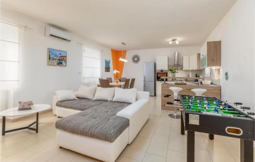 Χώρος καθιστικού στο 3 Bedroom Cozy Home In Svetvincenat